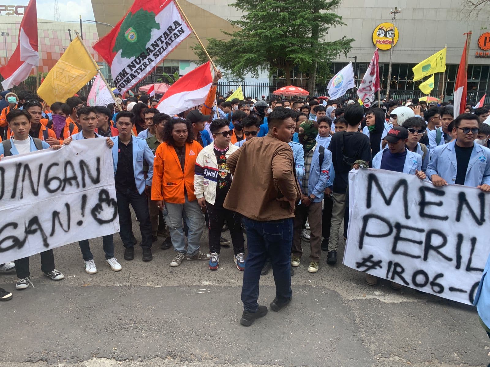 Polisi Palembang Lepas Kawat Berduri di Depan DPRD, Percayakan pada Mahasiswa