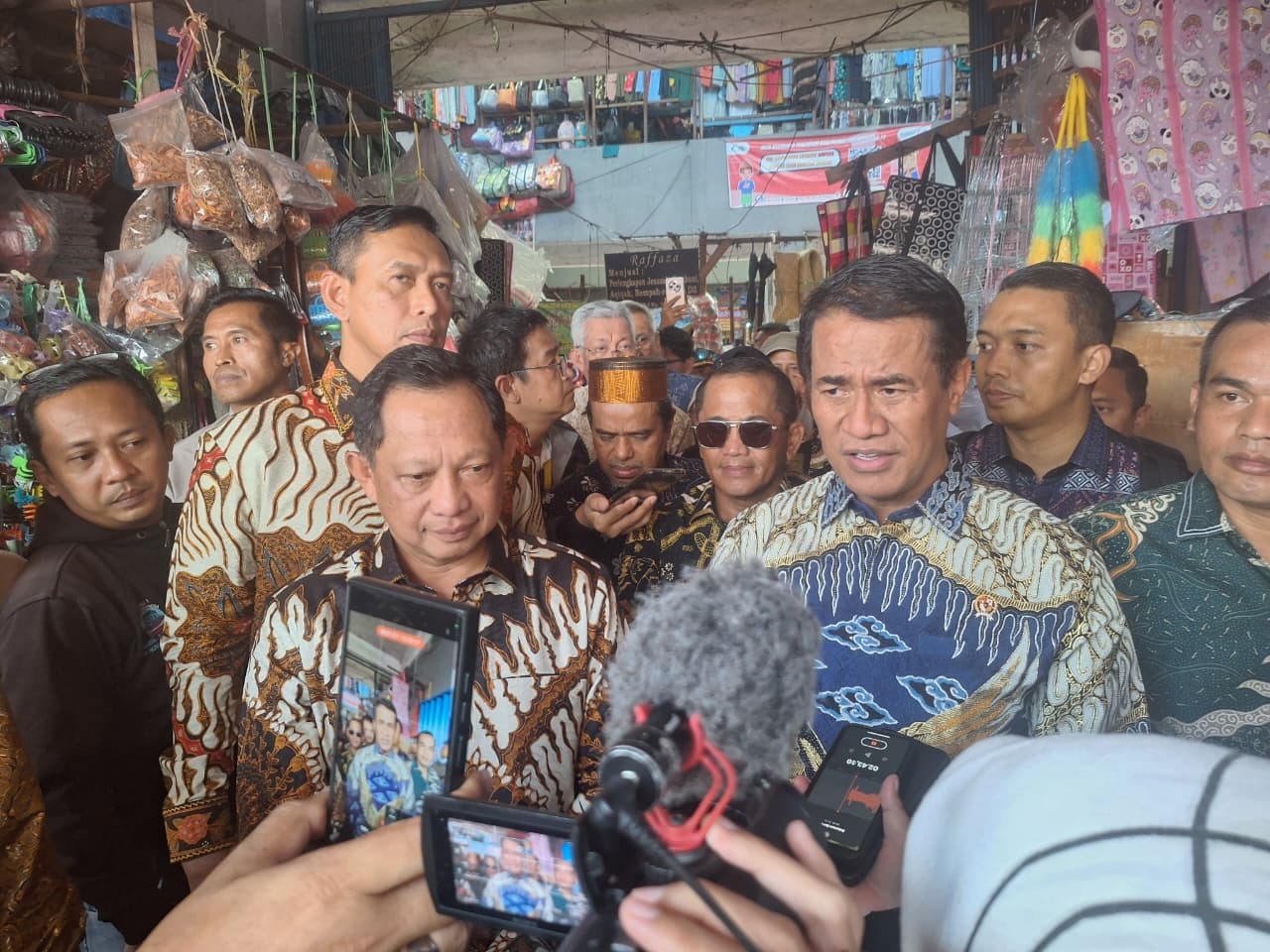 Mendagri Tito dan Mentan Amran Blusukan ke Pasar Palembang, Cek Harga dan Stok Pangan