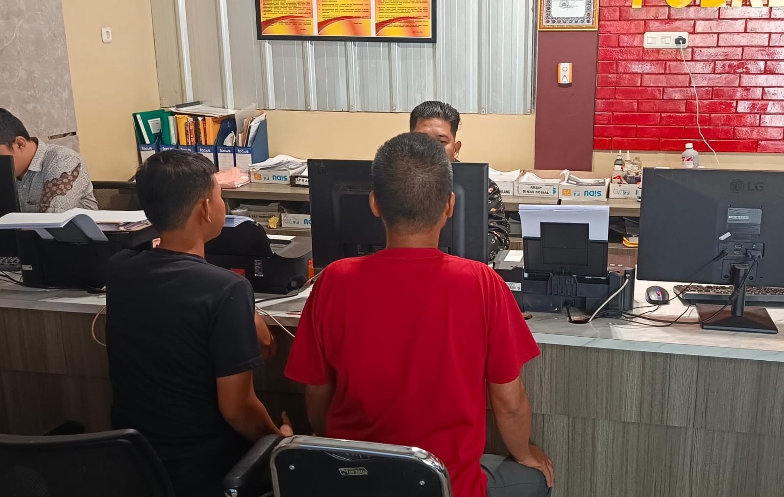 Tegur Sekelompok Pemuda yang Main Layang-Layang di Tengah Jalan, Ayah dan Anak Malah Dikeroyok