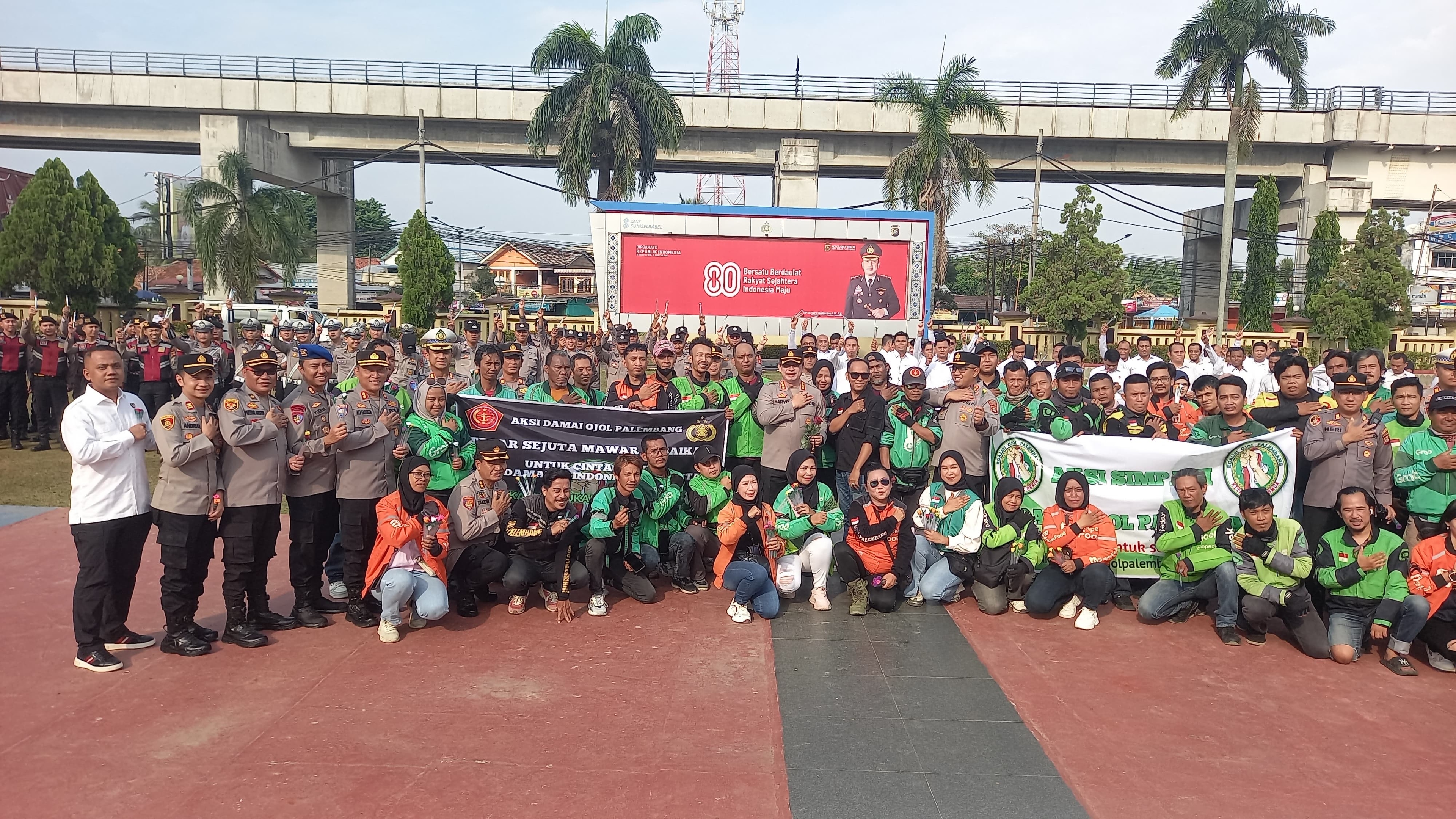 Bawa Bunga, Driver Ojek Online Geruduk Mapolrestabes Palembang