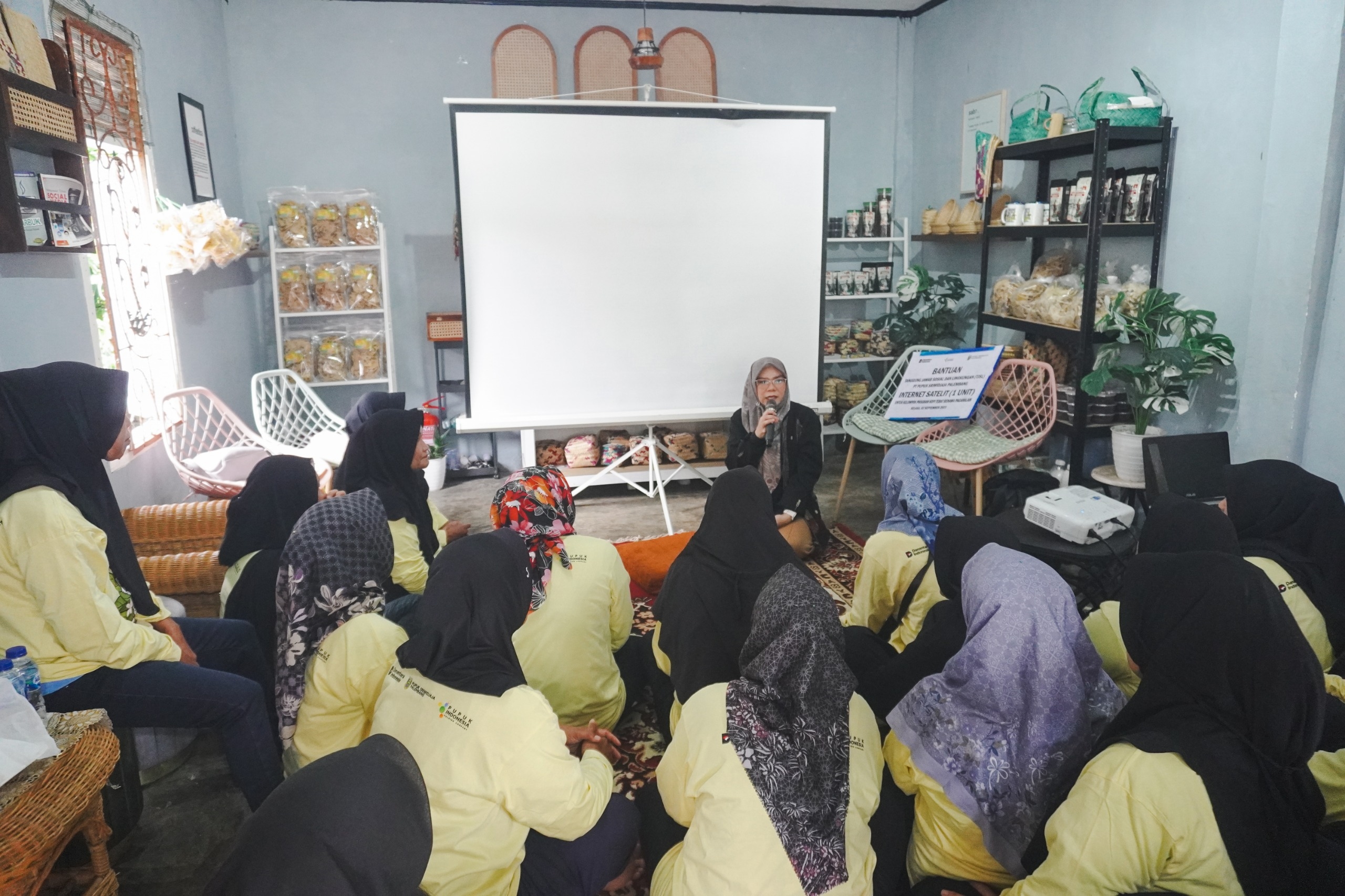 Tingkatkan Kapasitas UMK Desa Tebat Benawa, Pusri Gelar Pelatihan Digital Marketing dan Barista ke Warga