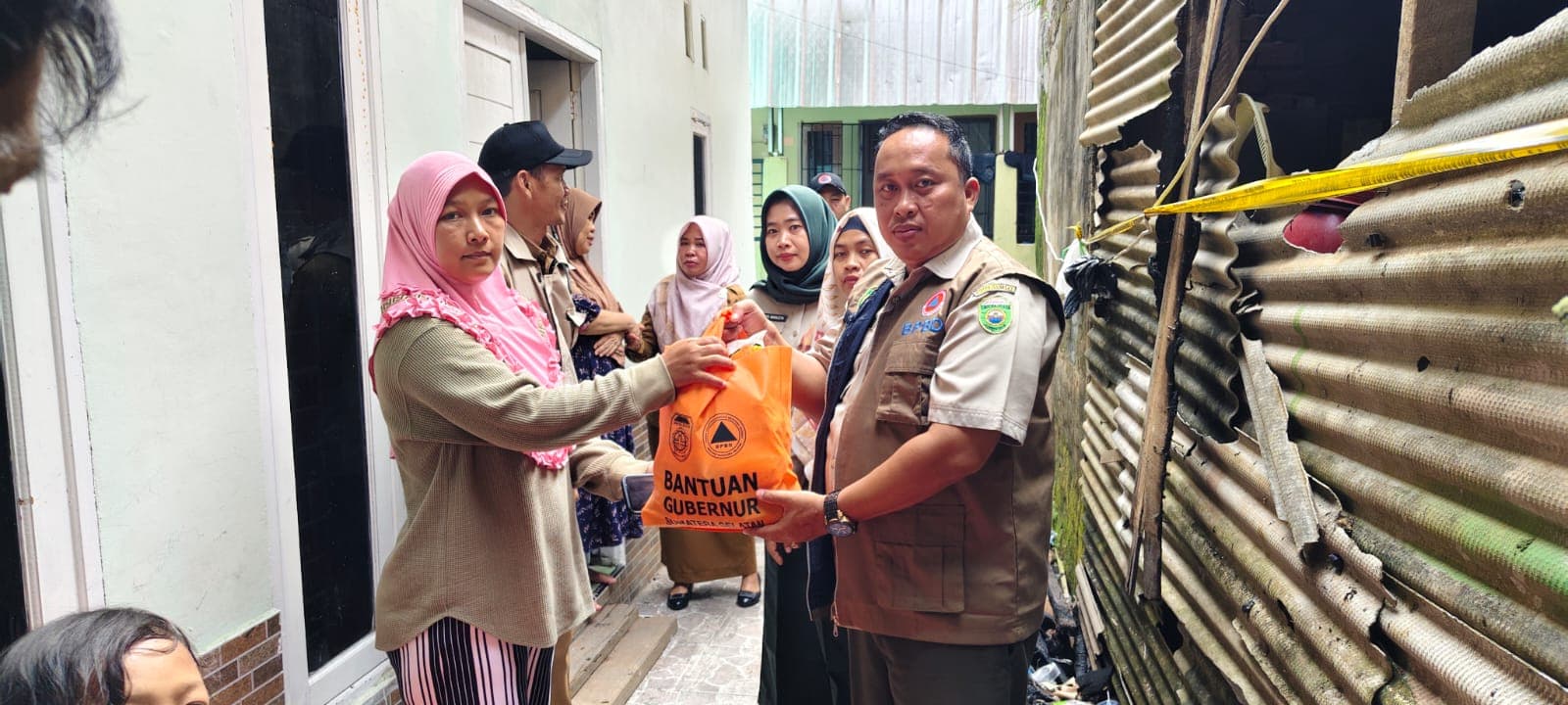 BPBD Sumsel Salurkan Bantuan Gubernur untuk Korban Kebakaran di Kemuning Palembang