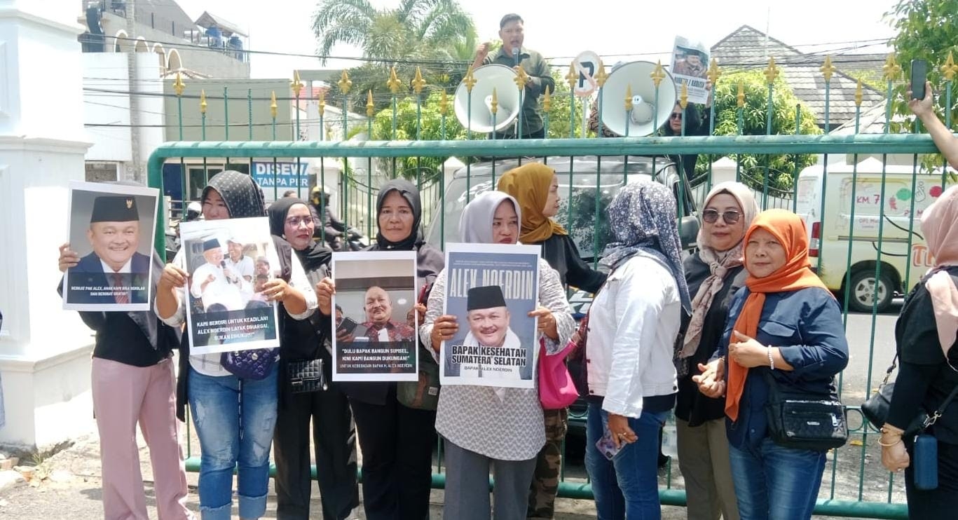 Teriakkan Dukungan, Emak-emak Minta Presiden Beri Amnesti untuk Alex Noerdin