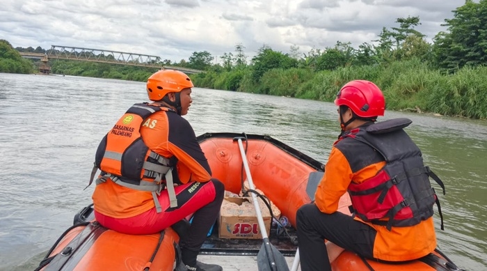 Pengendara Motor Hilang di Sungai Lematang Usai Tabrakan dengan Kijang Innova
