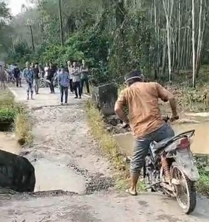 Jembatan Penghubung Dua Desa di OKU Timur Amblas Dihantam Banjir, Akses Logistik Warga Lumpuh Total
