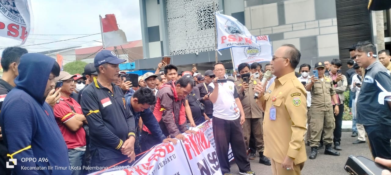Masalah Solar, Ratusan Sopir Truk Geruduk Kantor Gubernur Sumsel, Ancam Mogok Massal