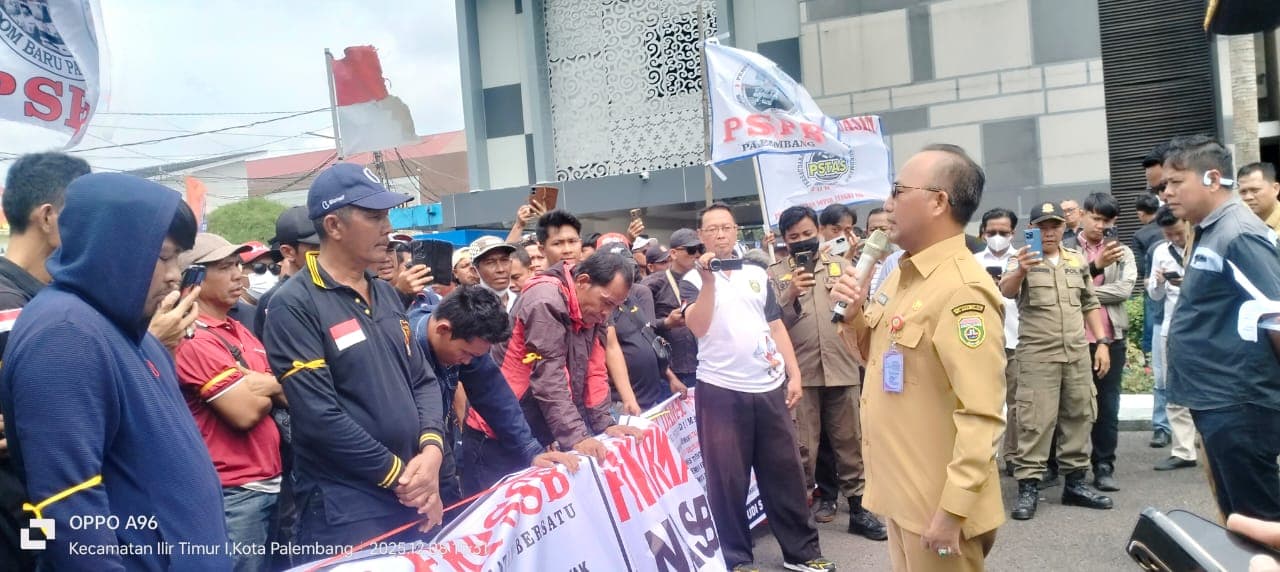Masalah Solar, Ratusan Sopir Truk Geruduk Kantor Gubernur Sumsel, Ancam Mogok Massal