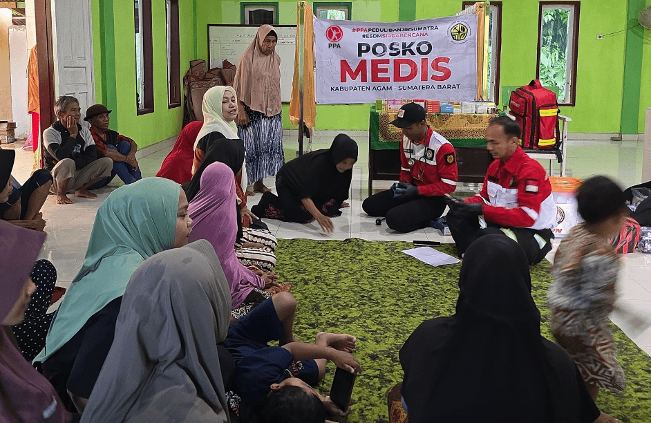 Tim ERT Dua Perusahaan Mulai Buka Akses Jalan Tertutup Longsor di Agam dan Dirikan Posko Medis