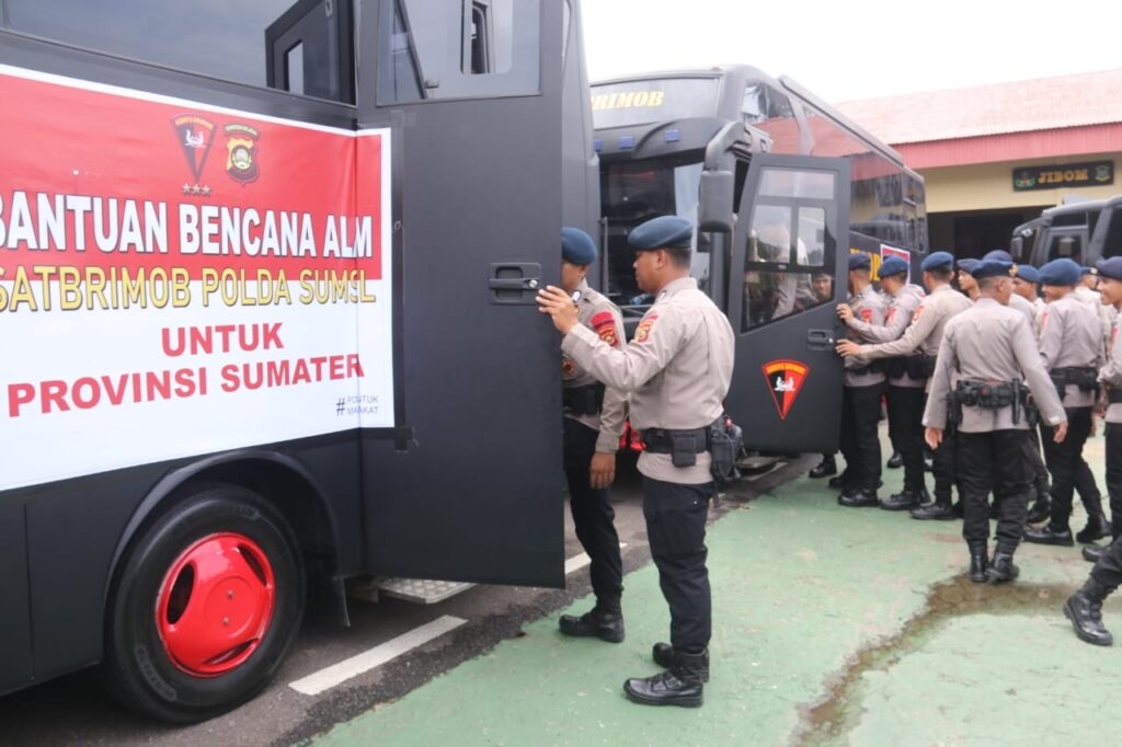 Polda Sumsel Kirim 100 Personel Brimob BKO ke Aceh Bantu Pemulihan Pascabanjir Bandang