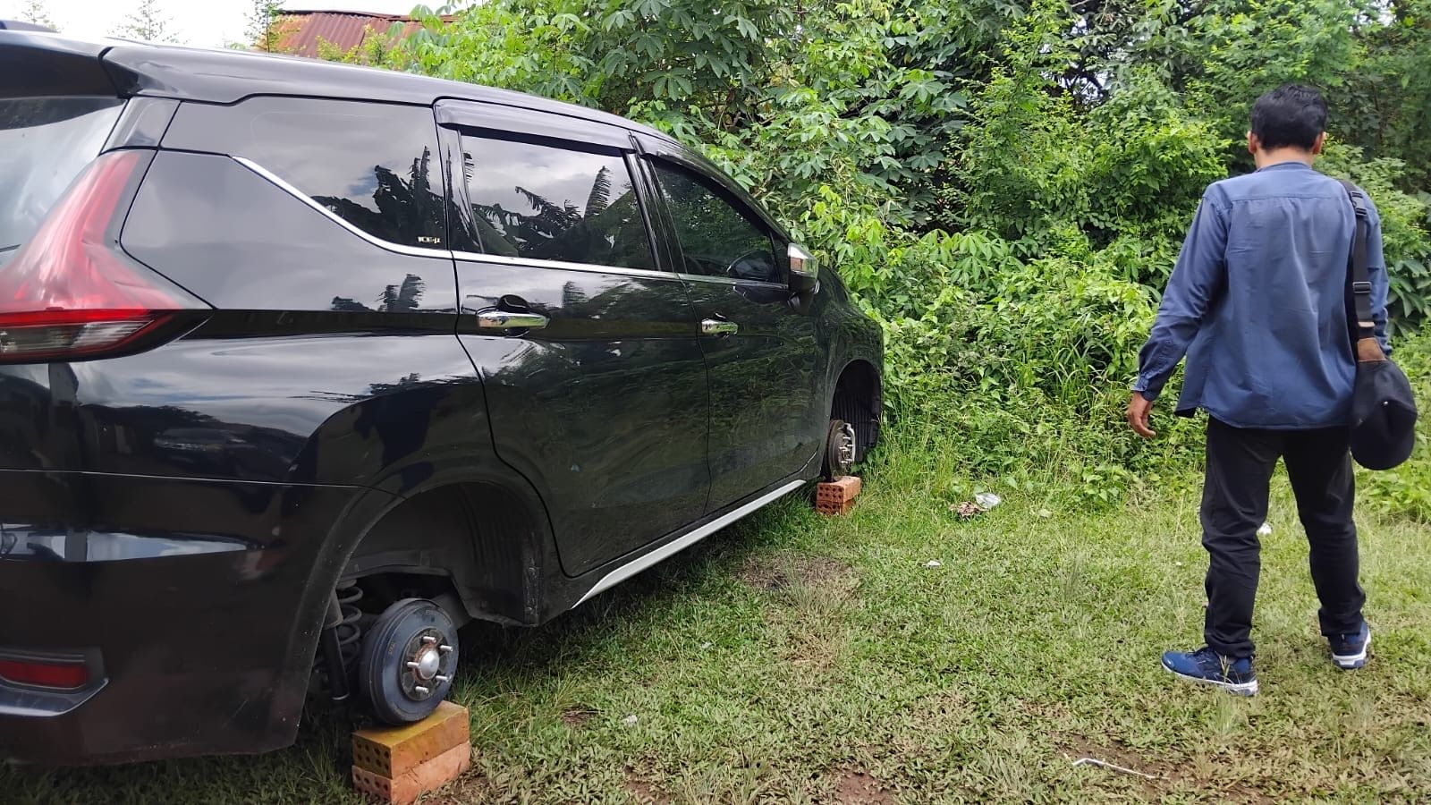 Ditinggal Semalaman, Mobil Warga Palembang Tinggal Bertumpu Batu, 4 Ban Raib