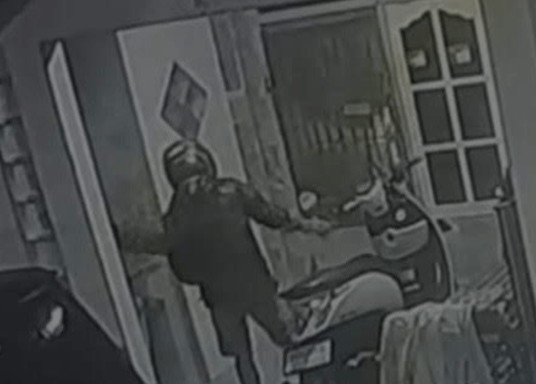 Terekam CCTV! Pencuri Gasak Scoopy di Teras Rumah Warga 5 Ulu Palembang Saat Dini Hari