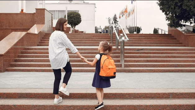 5 Cara Memahami Anak di Hari Pertama Masuk Sekolah Usai Libur Panjang
