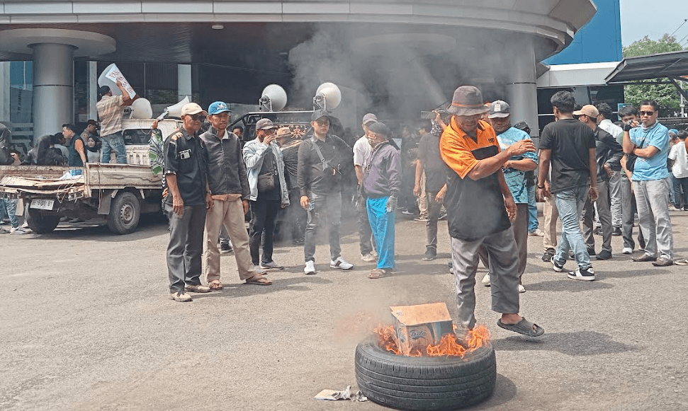 Demo Pertamina Patra Niaga Memanas, Massa Bakar Ban Tuntut Penuntasan Dugaan Penyelewengan BBM