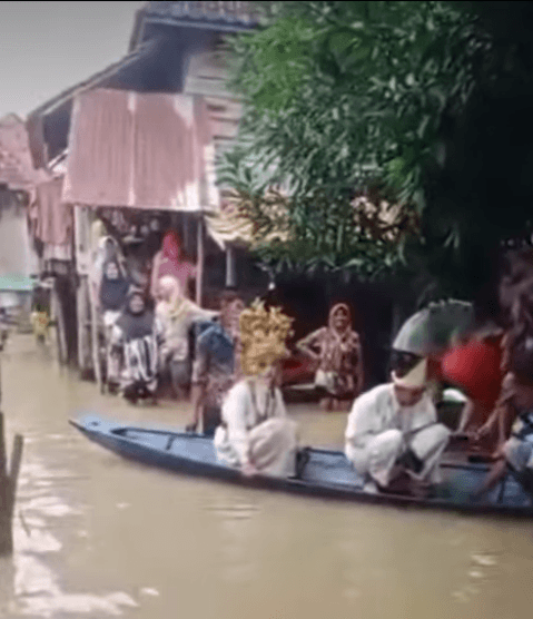 Tak Ada Akses Jalan, Pengantin di PALI Terobos Banjir Naik Sampan Menuju Pelaminan
