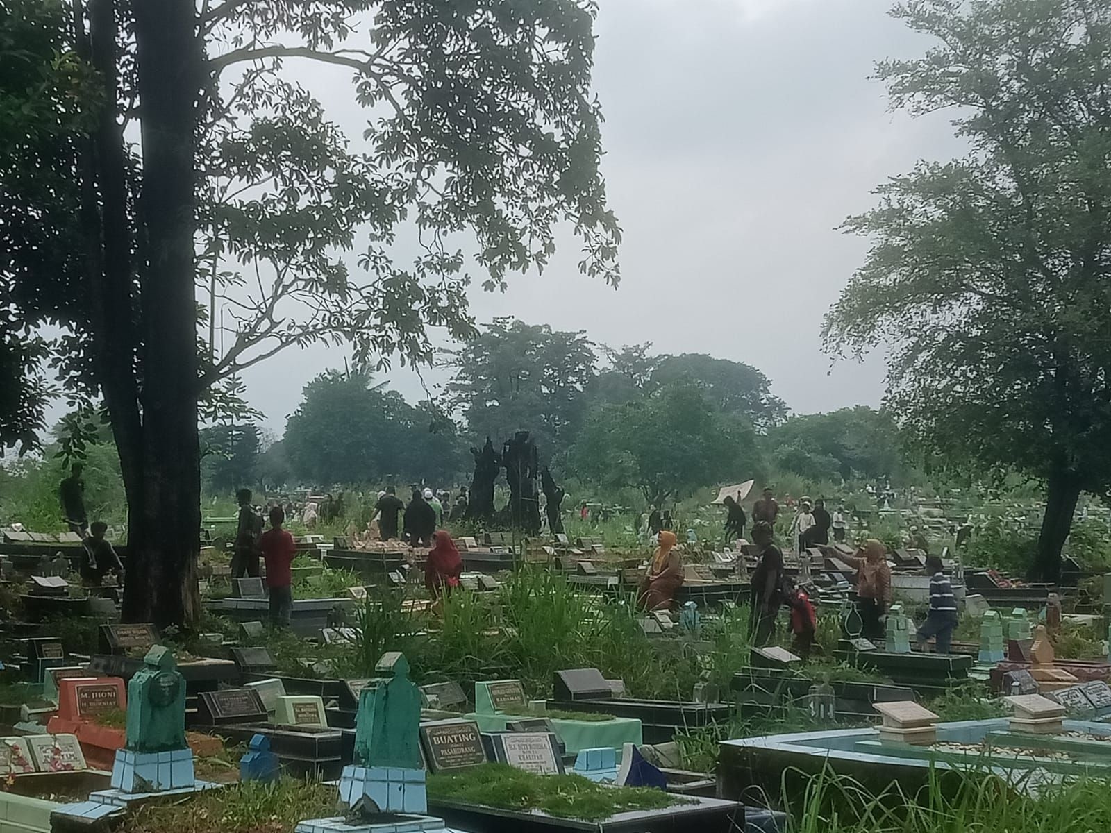 Pembersih Makam di Palembang Kebanjiran Rezeki Jelang Puasa, Tradisi Ziarah Bawa Berkah