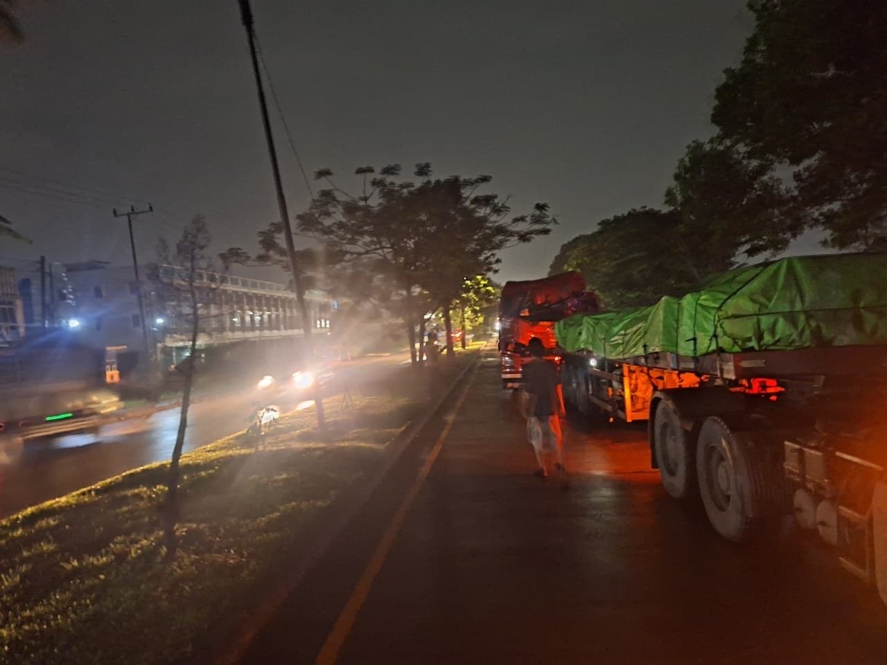 Gagal Fokus, Truk Trailer Hantam Tronton Parkir di Kawasan Pergudangan Sukarami Palembang